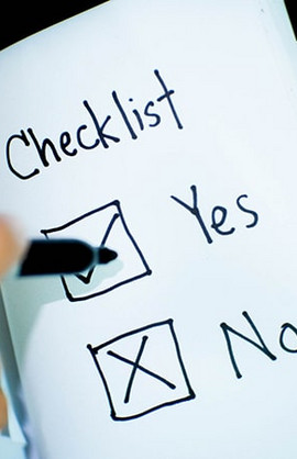 Eine Nahaufnahme eines Notizbuches, mit den Worten "Checklist - Yes - No" notiert