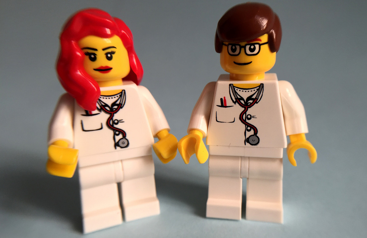 Eine weibliche und eine männliche Lego Figur in der Kleidung von Doktoren