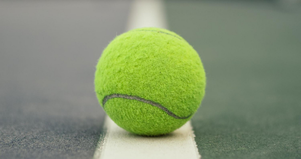Bild eines Tennisballs auf der Linie