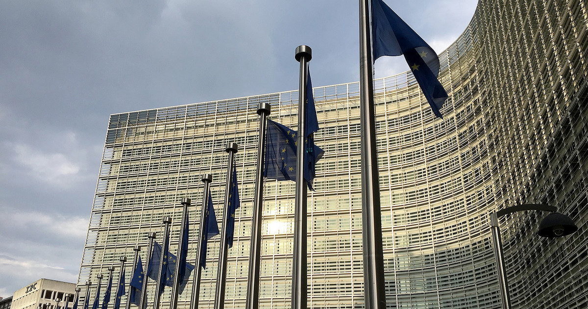 Bild von Europafahnen vor der Europäischen Kommission