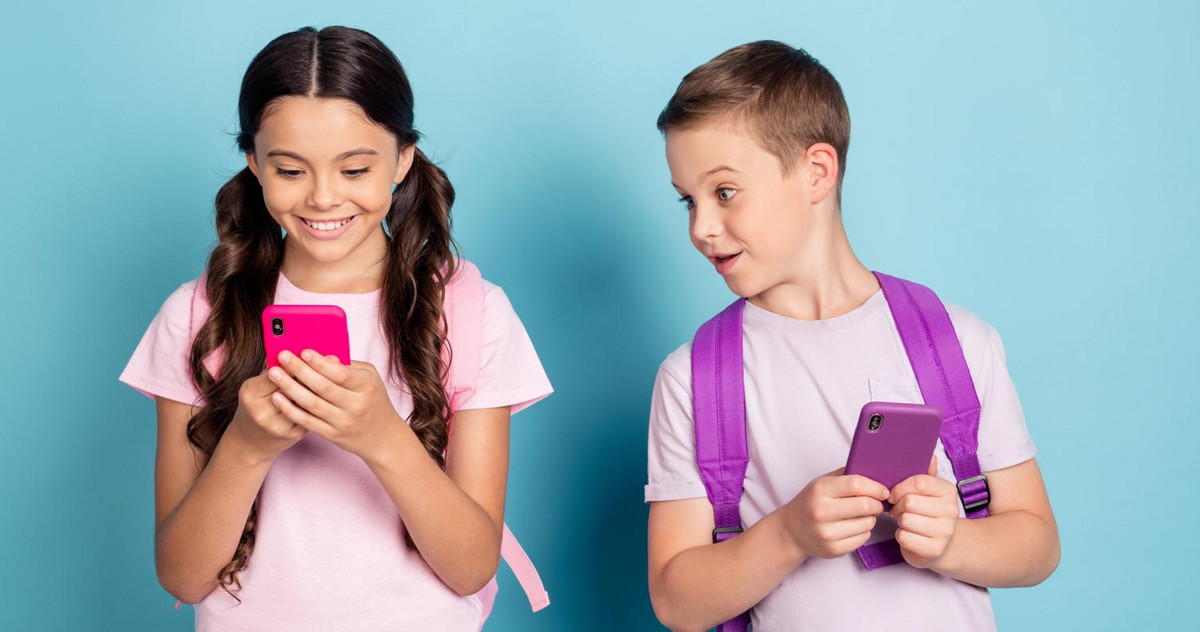 Bild zweier Kinder mit Smartphones