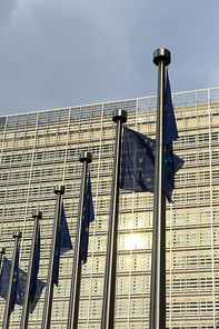 Bild von Europafahnen vor der Eropäischen Kommission