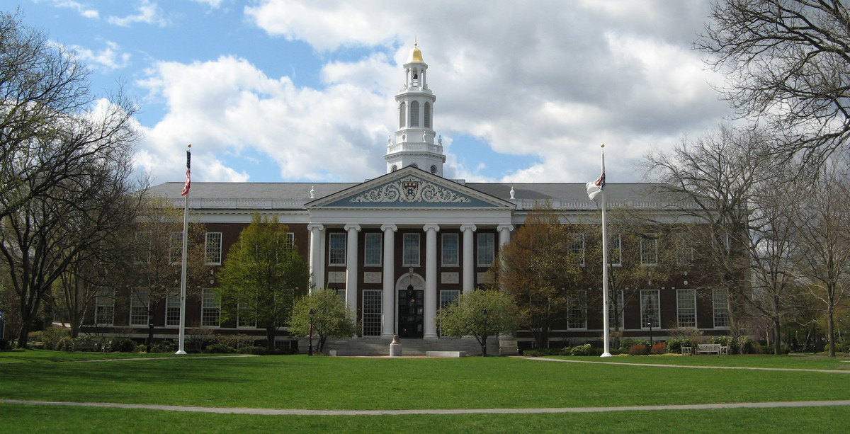 Harvard University Gebäude am grünen Feld