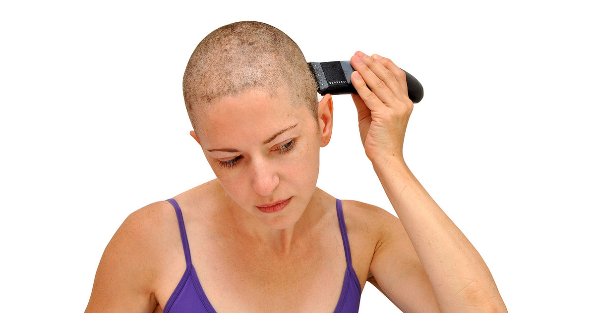 Bild einer Frau die sich den Kopf rasiert