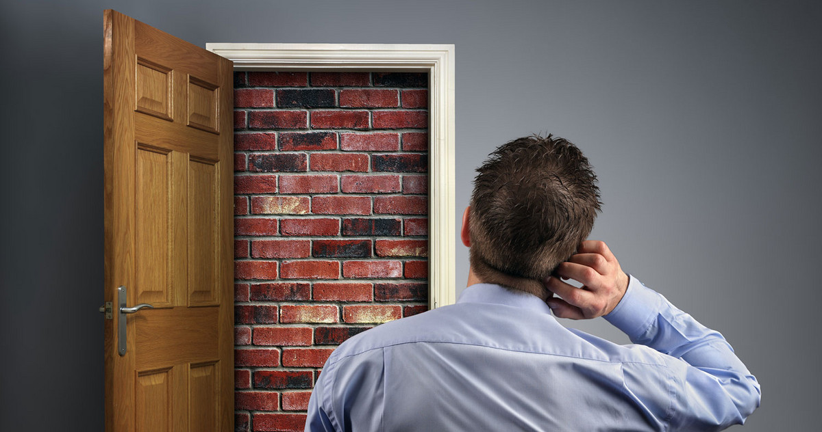 Symbolbild eines Sales Mitarbeiter vor verschlossener Tür