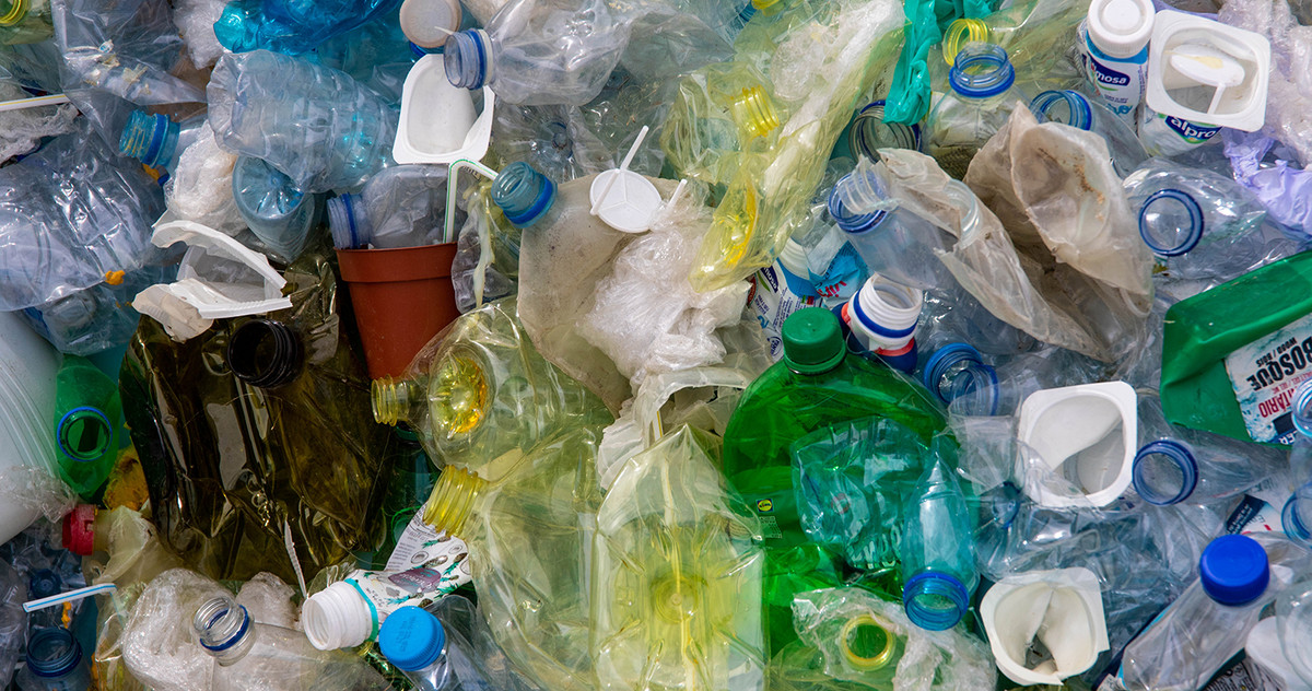 Eine große Ansammlung an Plastikmüll - bestehend aus Bechern, Flaschen und Verpackungsmaterial
