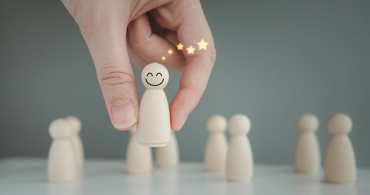 Positive Leadership legt den Fokus auf Stärken, Ressourcen und Potenziale der Mitarbeitenden. Bild: shutterstock, Tanoy 1412