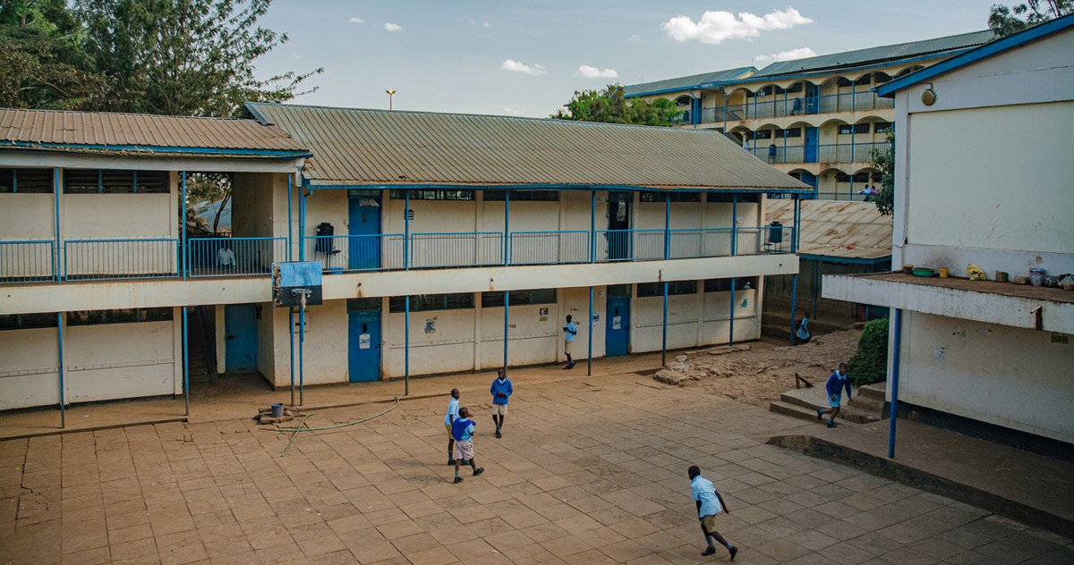 Ein Blick von oben auf den Hof einer afrikanischen Schule