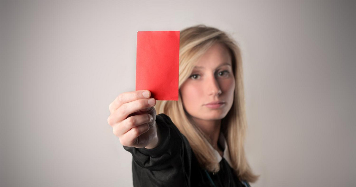 Symbolbild Frauen Fußball Frau zeigt rote Karte