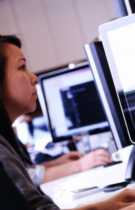 Eine Frau arbeitet am Computer