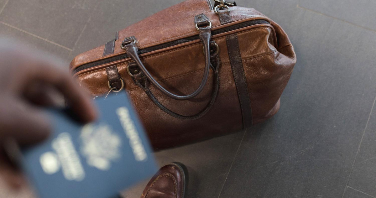 Bild einer Reisetasche und eines Pass