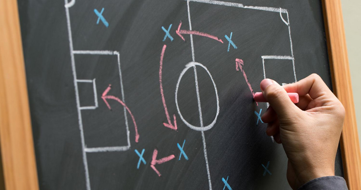 Kreidetafel mit Fußballstrategie als Pendant zu Business Team Strategie