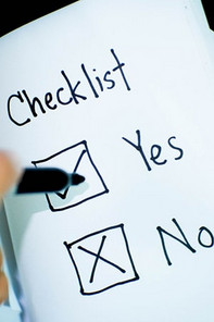 Eine Nahaufnahme eines Notizbuches, mit den Worten "Checklist - Yes - No" notiert