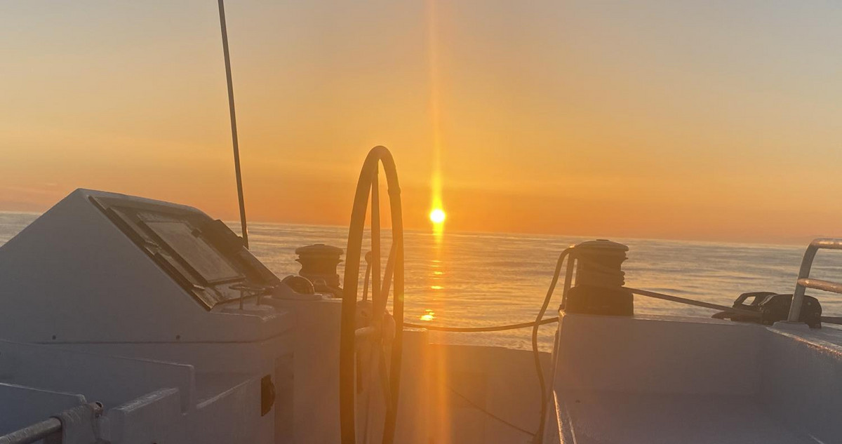 Bild des Sonnenuntergangs auf hoher See