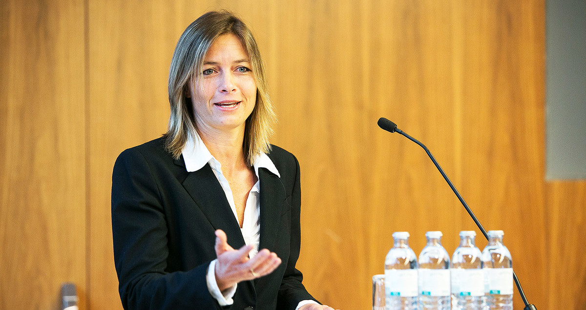 Dr. Astrid Kleinhanns-Rollé holds a speech