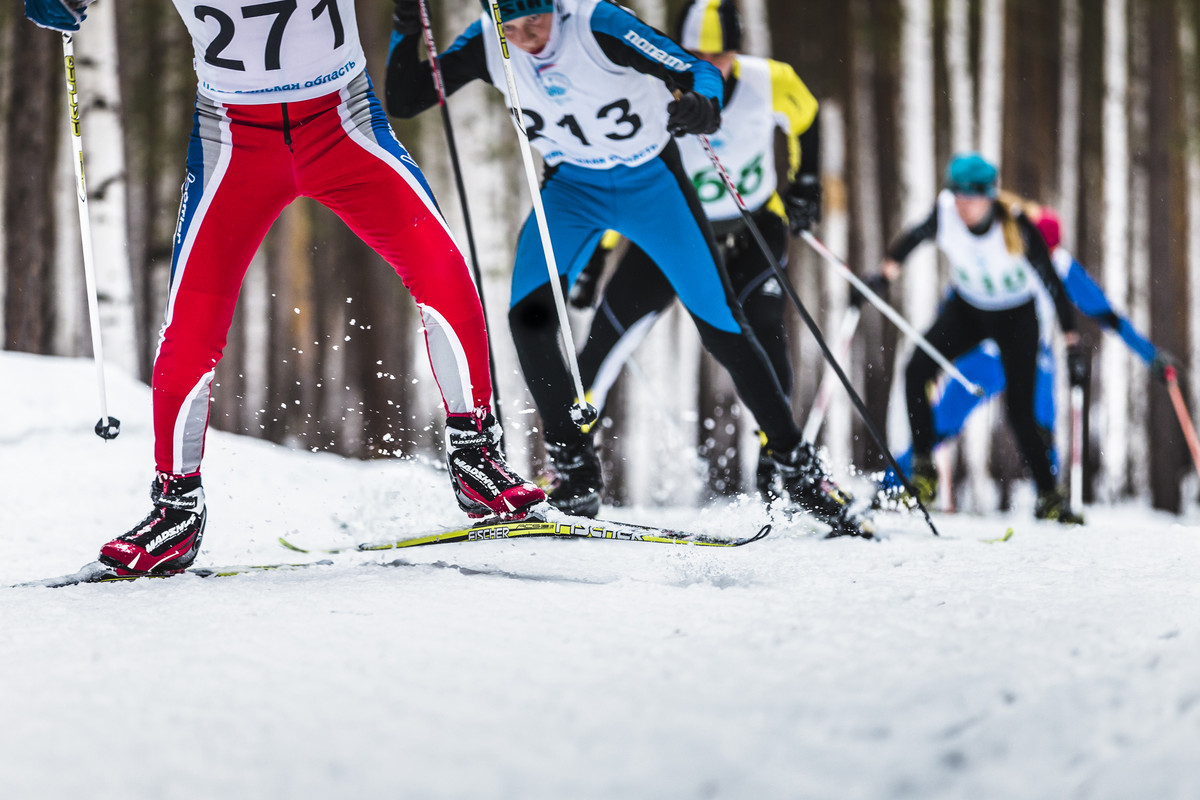 Mehrere Wettkämpfer beim Ski-Langlauf