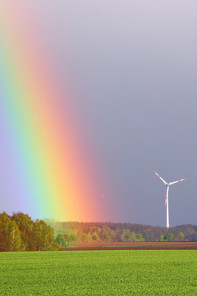 Windturbine mit Regenbogen