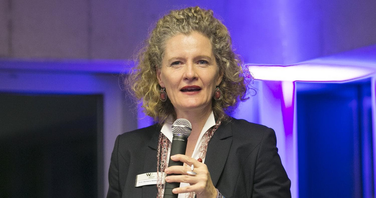 Picture of Barbara Stöttinger with a microphone