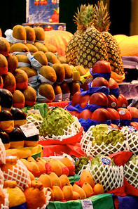 Viele verschiedene Südfrüchte auf einem Obststand