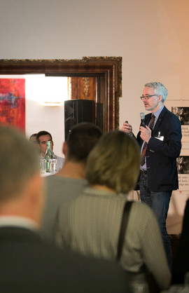 Stephan Doering presenting in front of a huge audience