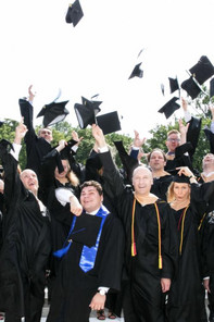 Bild einiger Studenten die den Graduationshut in die Luft werfen