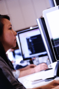 Eine Frau arbeitet am Computer