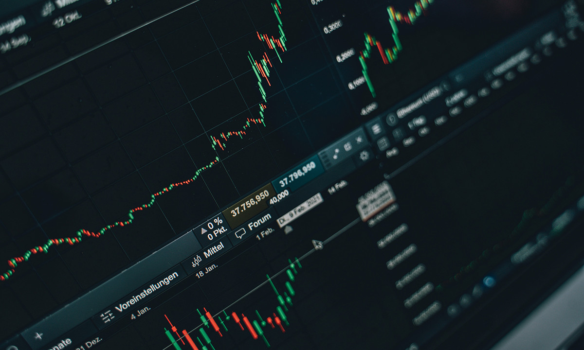 Eine Monitor mit Analysedaten der Börse