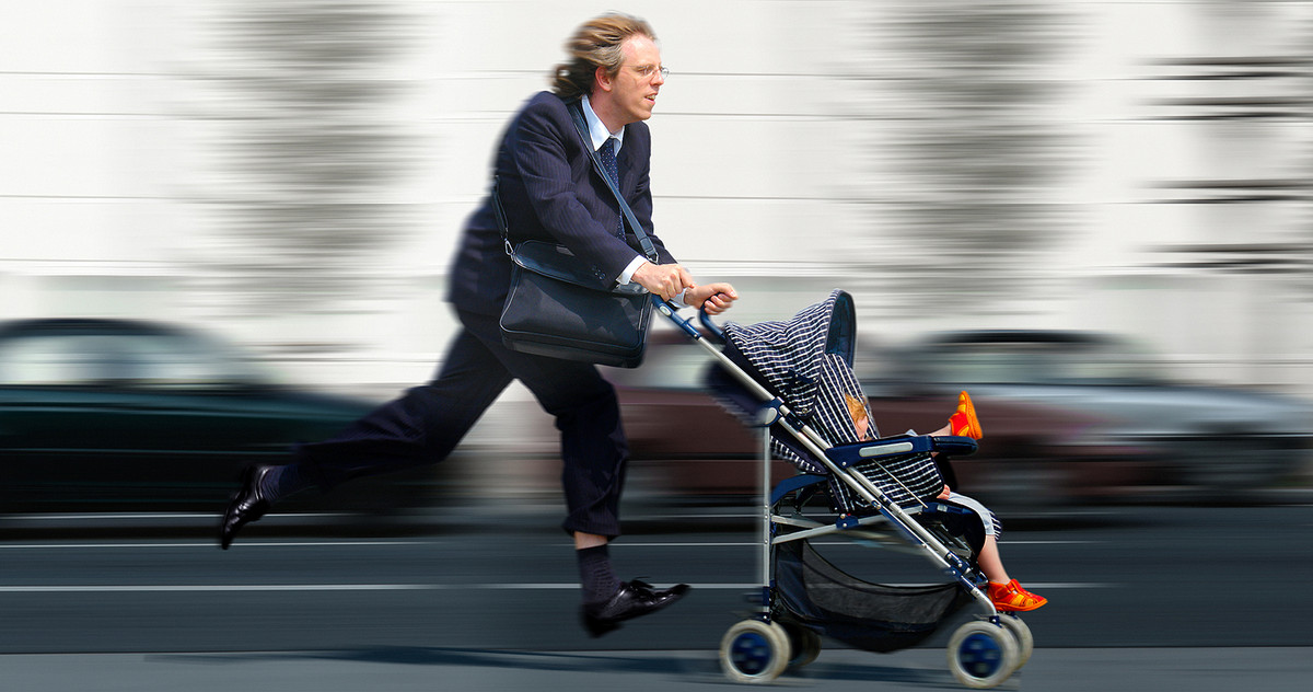 Geschäftsmann rennt mit Kinderwagen