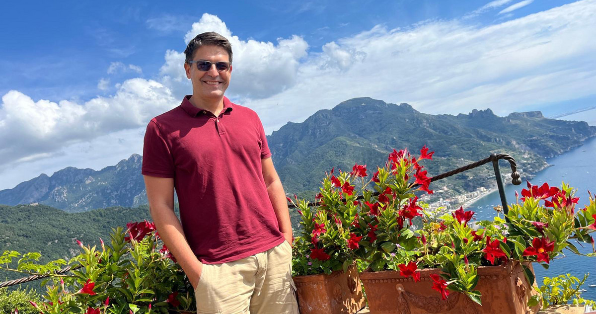 Cedomir standing on a balcony overviewing the amalfi coast
