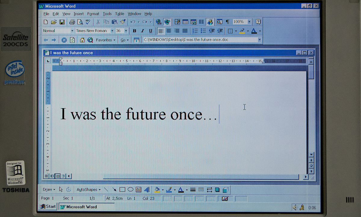 Die Aufnahme eines alten Laptops auf dem Microsoft Word läuft, mit der Aufschrift "I was the future once..."