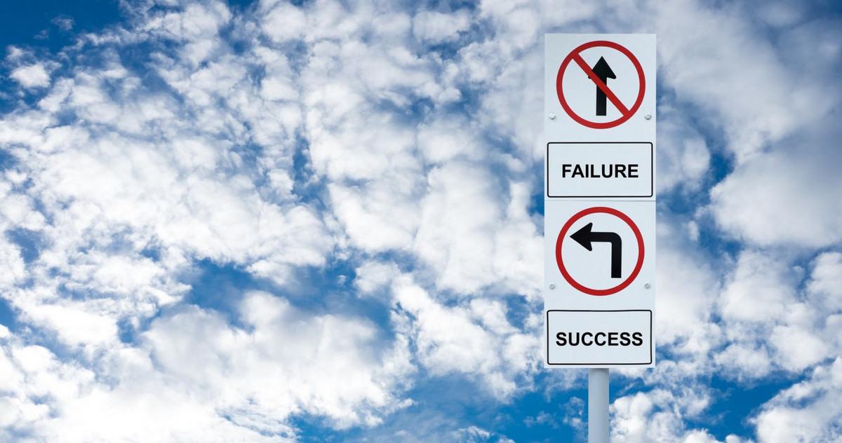 Bild einer Straßentafel die in Richtung Failure und Success zeigt
