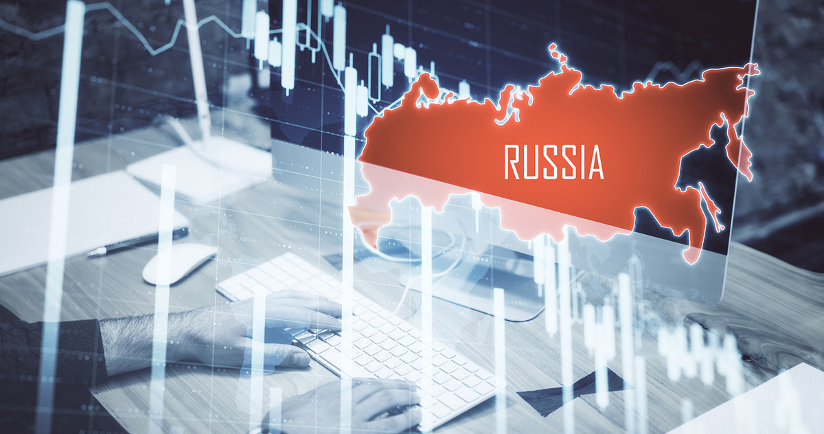 Russland, als rot markierter Bereich einer Landkarte über einer Computertastatur