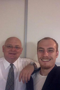 Bild von Vater und Sohn, die beide für ein Management Studium nach Wien kamen