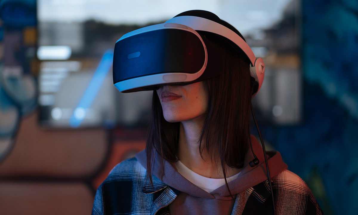 Eine Frau mit einem Virtual Reality Headset auf