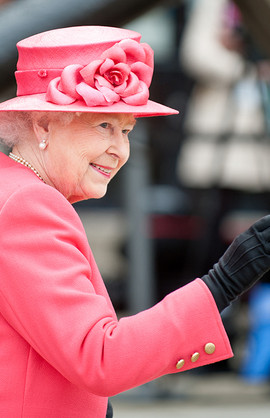 Queen Elizabeth II winkt zum Volk