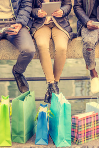 Eine Gruppe is gemeinsam shoppen