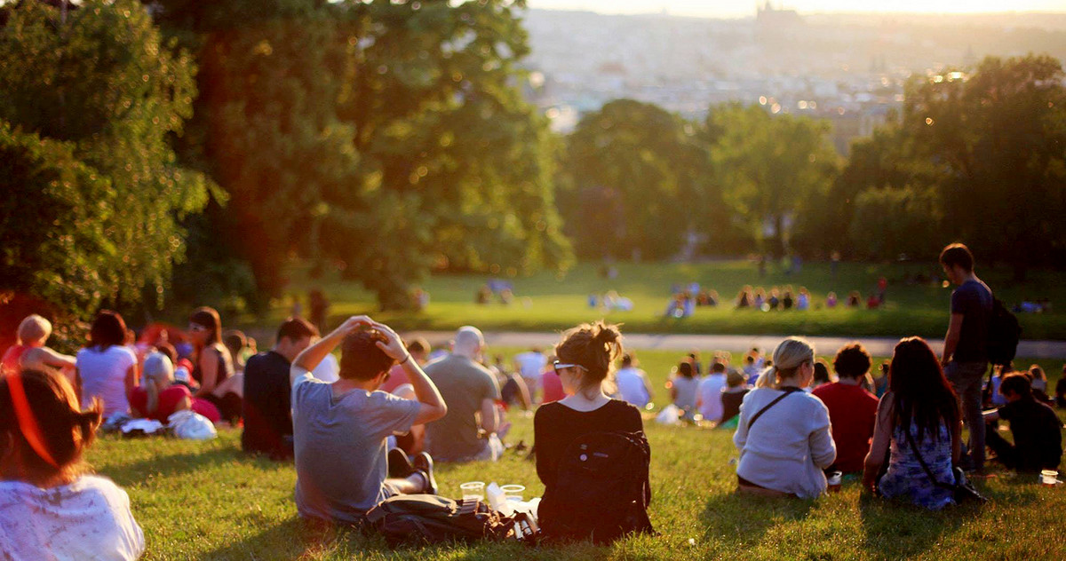 Viele Menschen sitzen im Park