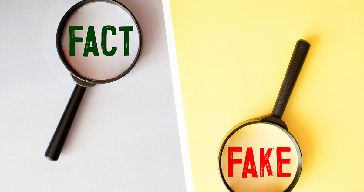 Zwei Lupen, die eine fokussiert auf das Wort "Fact", die andere auf das Wort "Fake"