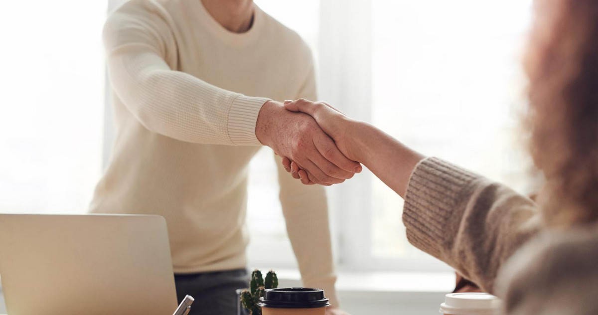 Bild eines Recruiting Gesprächs mit Handshake