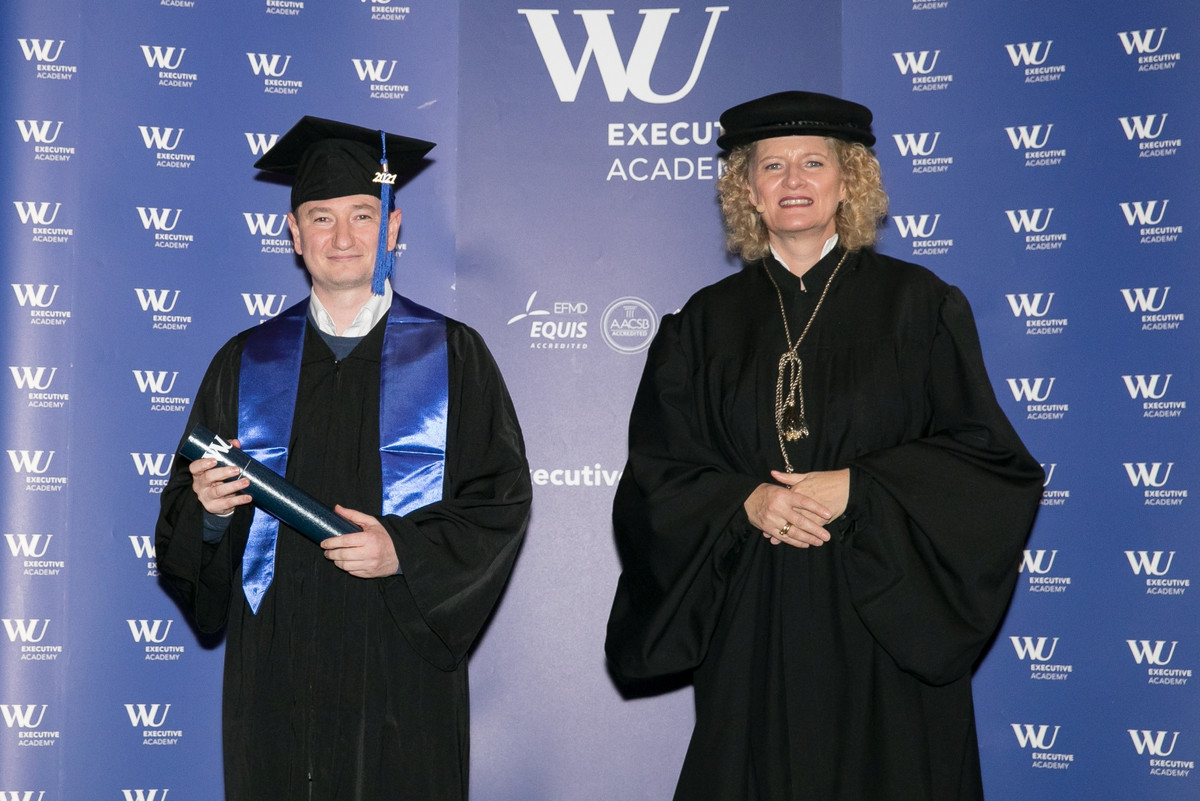 Yury bei seiner MBA Graduierung mit WU Executive Academy Dean Barbara Stöttinger