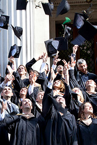 Absolventen werfen ihre Hüte in die Luft
