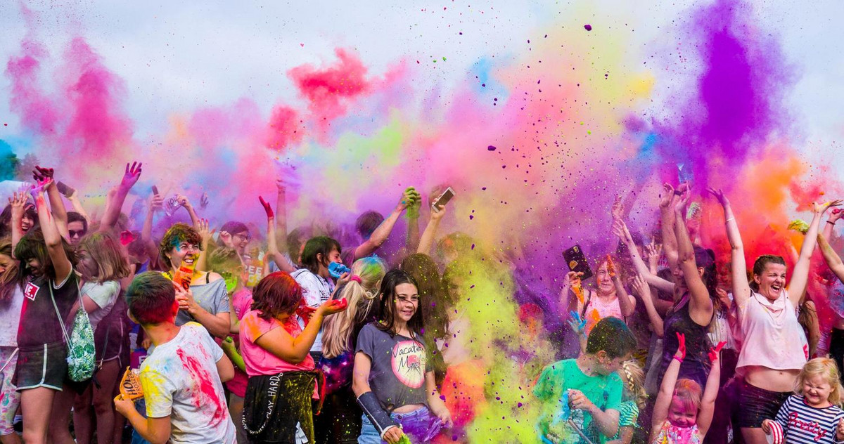 Bild einer Menschenmasse bei einem Farbenfestival