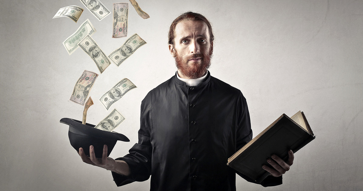 Ein Prediger der ein Buch hält und einen Hut in den Geldscheine reinfallen