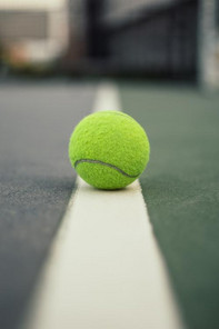 Bild eines Tennisballes auf der Linie