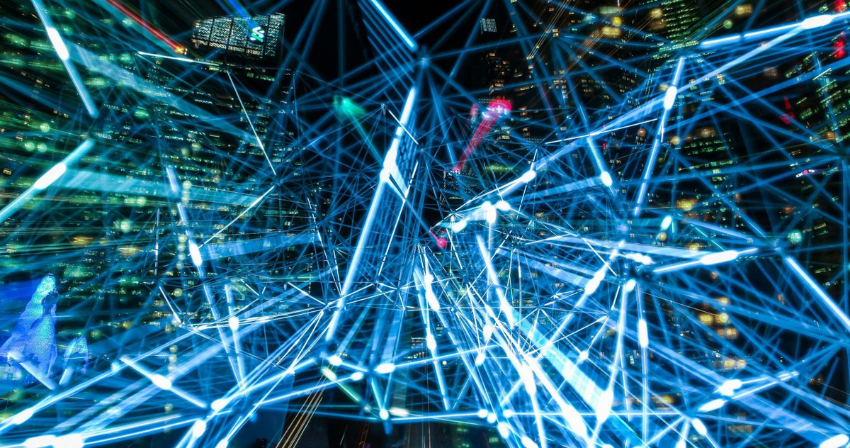 Ein Netzwerk aus Lichtstrahlen, das die Wichtigkeit von Data Governance zeigen soll