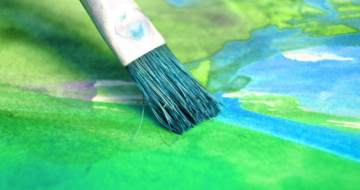 Ein Pinsel in Nahaufnahme malt ein Bild
