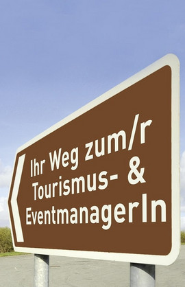 Ein Wegweiser mit der Aufschrift "Ihr Weg zum/r Tourismus- & Eventmanager*in"