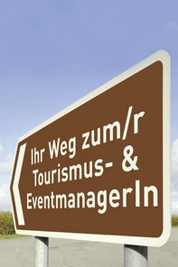 Ein Wegweiser mit der Aufschrift "Ihr Weg zum/r Tourismus- & Eventmanager*in"