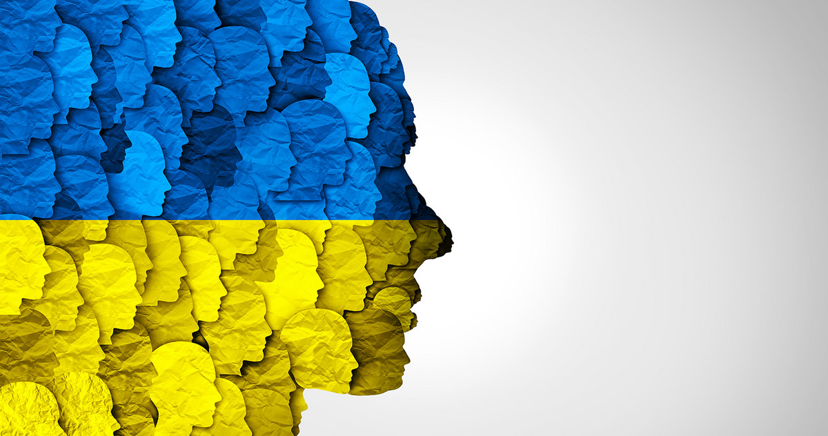 Viele Umrisse von Gesichter formen einen großen Umriss eines Gesichtes in den Farben der Ukraine (blau, gelb)