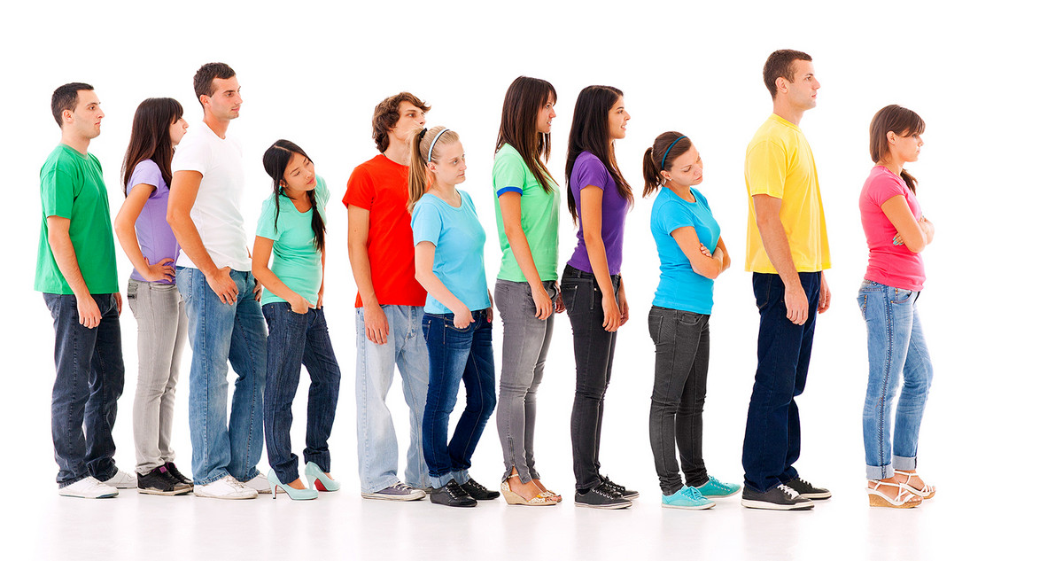 Leute tragen farbige Shirts - wöfür welche Farbe steht lernt man im Seminar Werbung & Verkauf